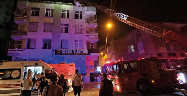 Adana’da mobilya mağazasındaki yangın paniğe sebep oldu