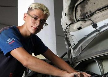 Dünya şampiyonu çırak Hamza Varol! Gündüz sanayide çalışıyor, akşam antrenman yapıyor