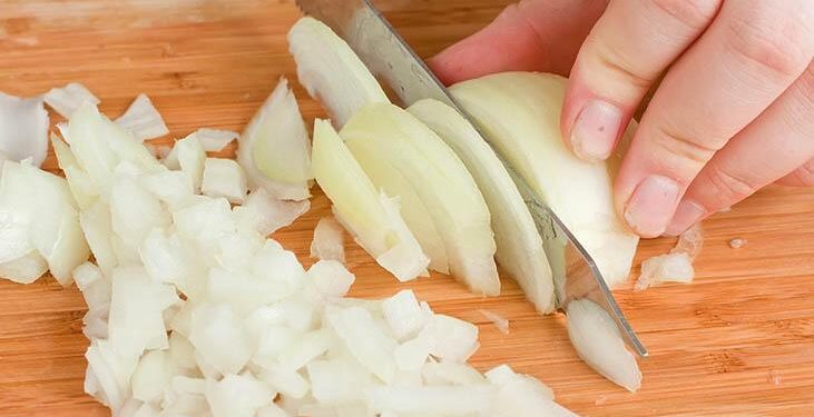 Kaynatıp kulağa koymak ağrılara iyi geliyor! Soğanın birbirinden farklı 6 faydası