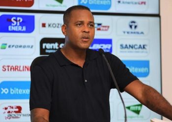 Patrick Kluivert: Ayaklarımızın yere basması lazım