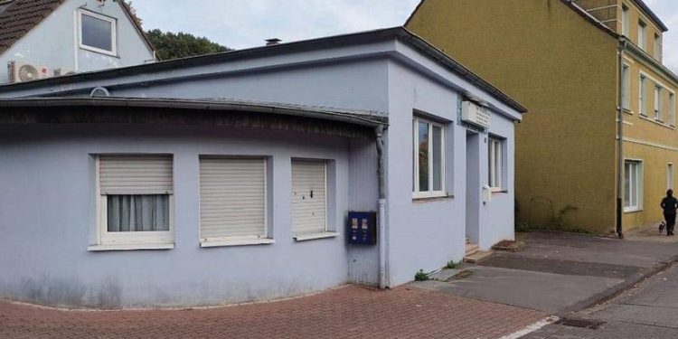 Almanya’da camiye çirkin saldırı! Pencerelerini yakmaya çalıştılar