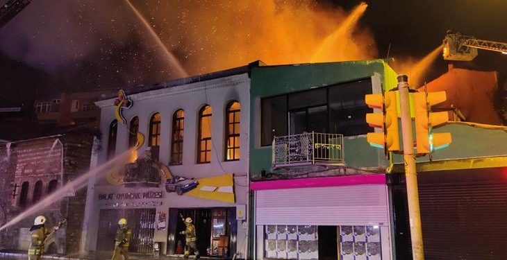 Balat’ta Oyuncak Müzesi’ndeki yangın kontrol altında