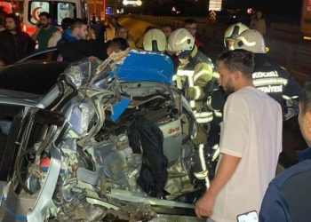 TIR’ın çarptığı otomobil kağıt gibi ezildi! Yaralılar var