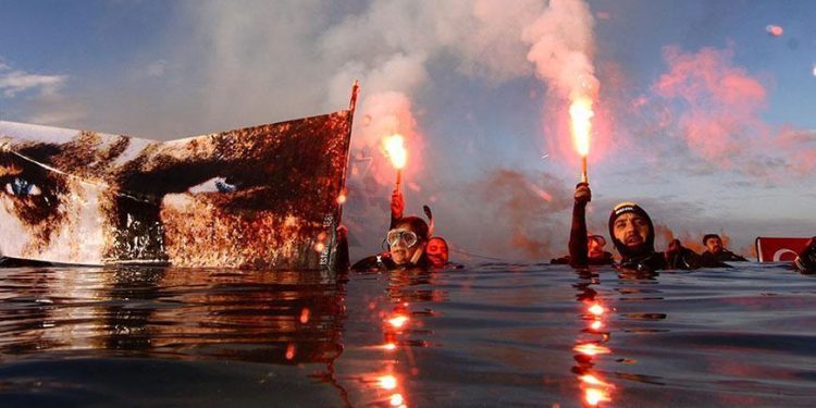 Cumhuriyetin 100. yılı için Dolmabahçe Sarayı’nın önünde daldılar