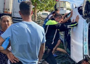 Feci kazada ölümden döndü! Polis yan yatan aracın doğrultulmasına yardım etti